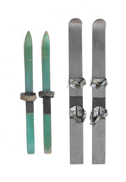 sci in legno vintage isolati su sfondo bianco