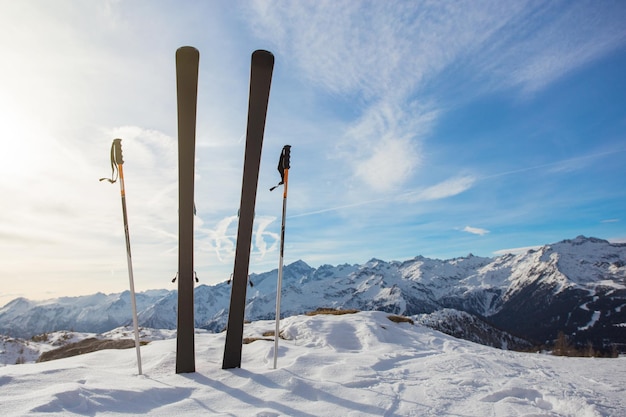 Sci in montagna contro il cielo blu