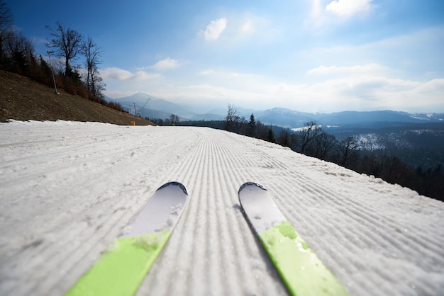 Sci su bianco neve pista da sci inverno paesaggio di montagna e cielo blu copia spazio sullo sfondo