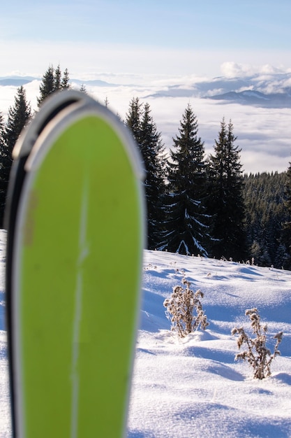 Sci vicino montagne innevate sullo sfondo