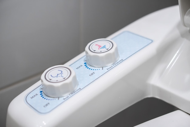 Sciacquone per WC con iniezione elettronica dell'acqua e sistema di risciacquo automatico nel bagno dell'hotel, moderna tecnologia dei bagni in Giappone