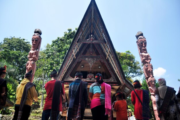 Sciamano indonesiano che balla pregando per le benedizioni degli dei e dei viaggiatori, balla l'oscillazione fino alla rottura delle uova della cultura Batak a Batu Kursi Raja Siallagan il 31 marzo 2016 nel nord di Sumatra, in Indonesia