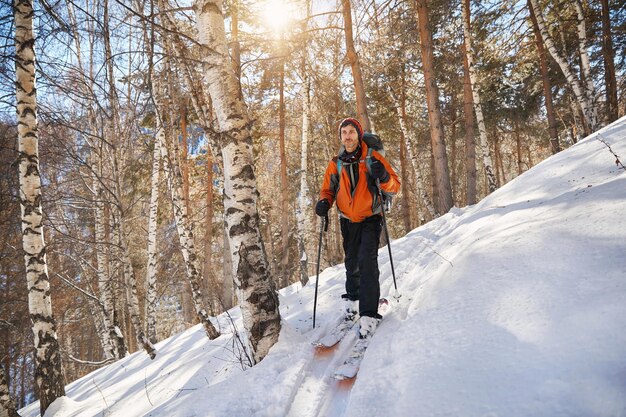 sciare nella foresta invernale