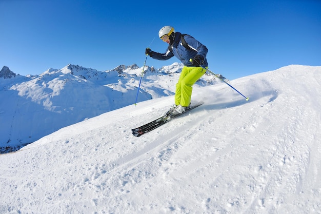 sciare sulla neve fresca nella stagione invernale in una bella giornata di sole