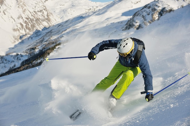 sciare sulla neve fresca nella stagione invernale in una bella giornata di sole