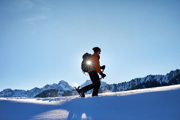 Sciare sulla neve fresca