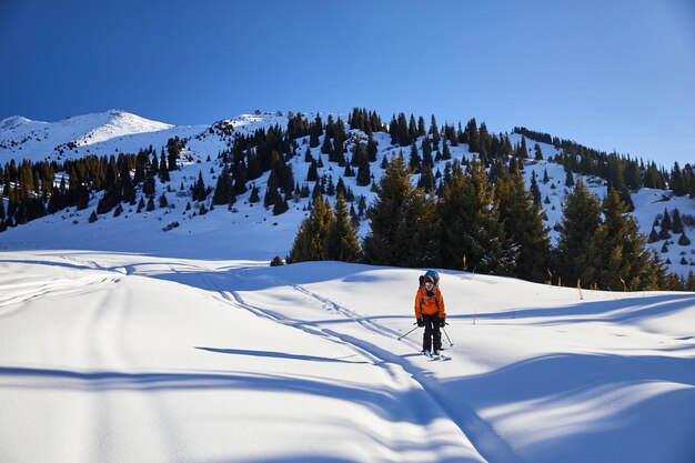 Sciare sulla neve fresca