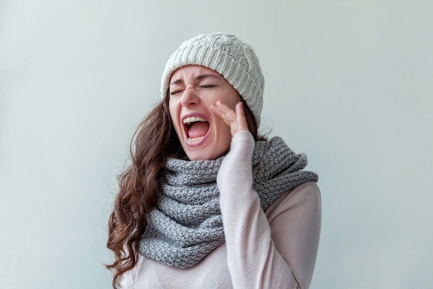 Sciarpa del cappello dei vestiti da portare della donna isolata su bianco