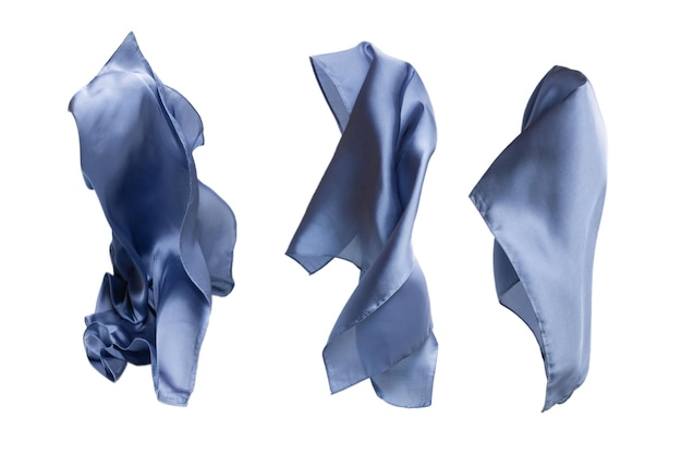 Sciarpa di seta blu fluente isolata su sfondo bianco