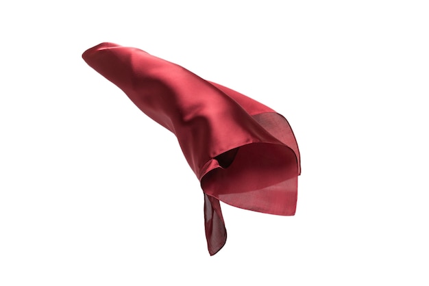 Sciarpa di seta rossa fluente isolata su priorità bassa bianca.