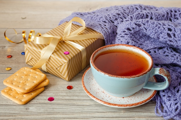 Sciarpa e biscotti lavorati a maglia del regalo del tè caldo