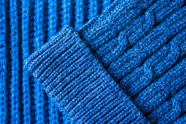 Sciarpa e cappello lavorati a maglia blu. Concetto di vestiti caldi autunno e inverno.
