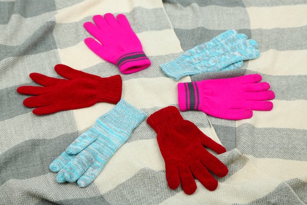 Sciarpa e guanti invernali, su sfondo colorato