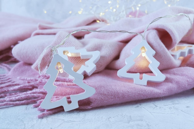 Sciarpa e maglia in cashmere rosa decorati con lanterne ad albero di Natale