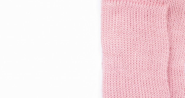 Sciarpa rosa calda su bianco
