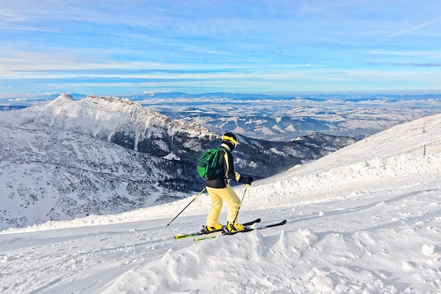 Sciatore alpino a Kasprowy Wierch a Zakopane sui Tatra in inverno. Zakopane è una città in Polonia nei Monti Tatra. Kasprowy Wierch è una montagna di Zakopane e il comprensorio sciistico più popolare della Polonia