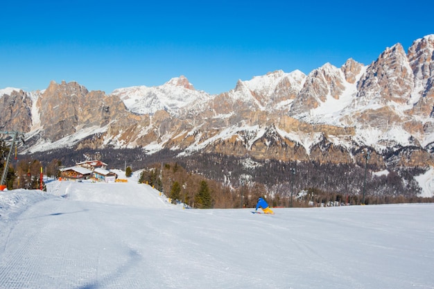 Sciatore alpino in pista a Cortina