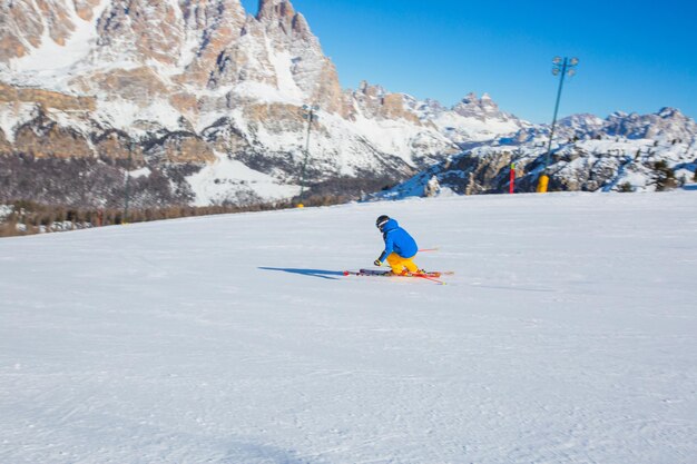 Sciatore alpino in pista a Cortina