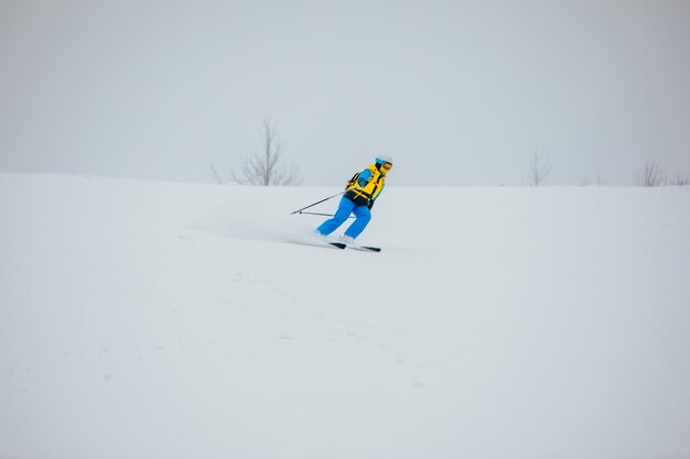 Sciatore della donna allo sport estremo di inverno della pista da sci