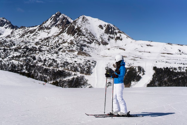 Sciatore della donna che gode del panorama invernale pacifico e sereno a Grandvalira, Andorra