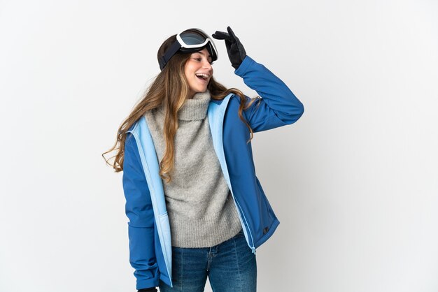 Sciatore donna con occhiali da snowboard isolati su bianco sorridente molto