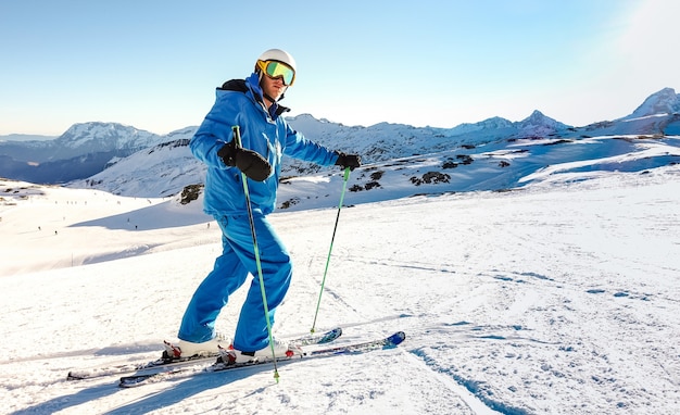 Sciatore esperto in uniforme blu in un momento di relax nella stazione sciistica delle Alpi francesi