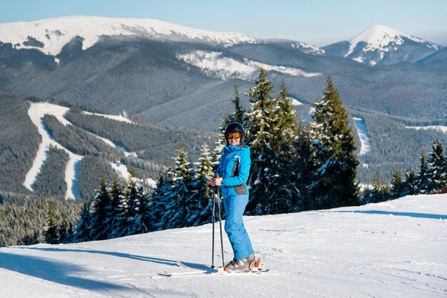 Sciatore femminile in montagna