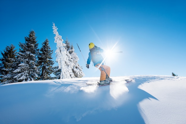 Sciatore freeride che scende il pendio in montagna