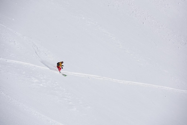 sciatore freeride che scia nella neve profonda
