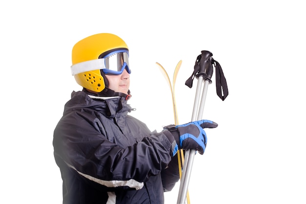 Sciatore in occhiali e casco, tiene lo sci isolato su bianco