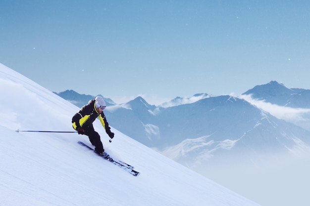 Sciatore sci alpino in alta montagna, Solden, Austria