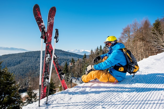 Sciatore sul pendio in montagna in giornata invernale