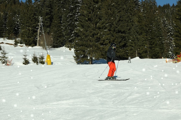 Sciatore sulla pista da sci nella giornata di sole