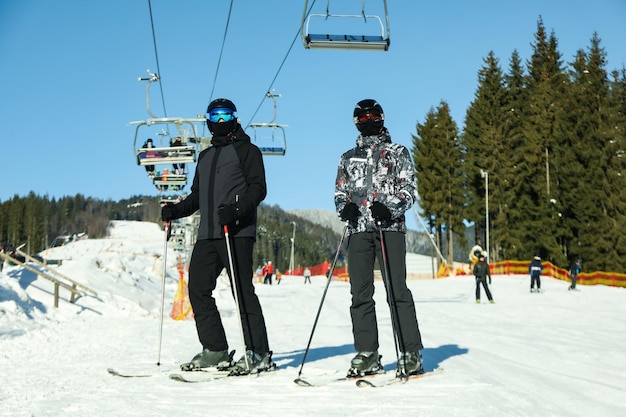 Sciatori felici nella località di montagna in una giornata di sole