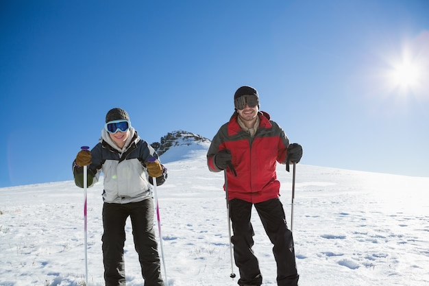 Sciatori sul paesaggio innevato contro il cielo blu