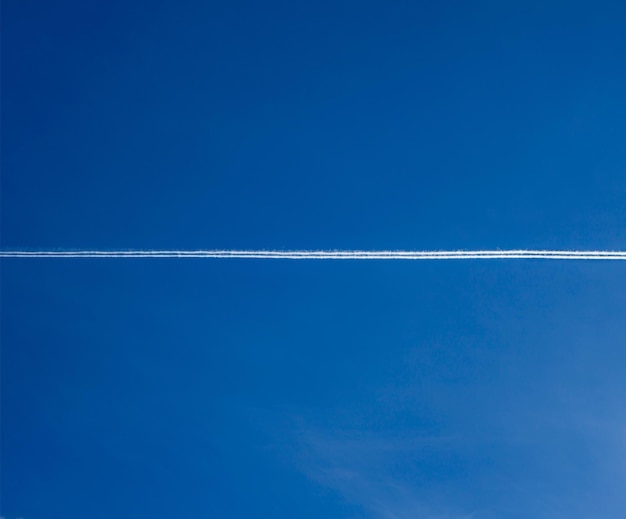 Scie di scie bianche contro il cielo blu