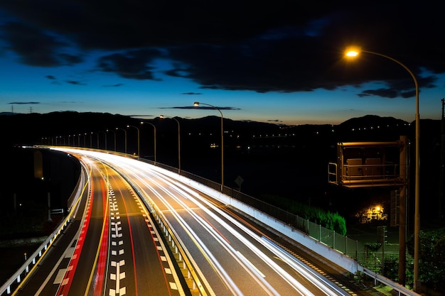 Scie luminose dell'autostrada serale