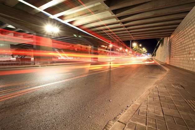 Scie luminose sotto il viadotto di notte