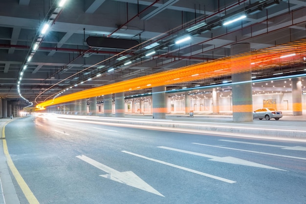 Scie luminose sulla strada sotterranea della città