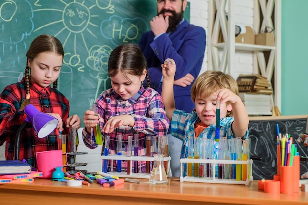 Scienza e educazione laboratorio di chimica Ritorno a scuola bambini felici Laboratorio Ricerca Progetto scientifico Per prove chimiche Laboratorio di chimica scolastica Alunni che studiano nella scuola elementare