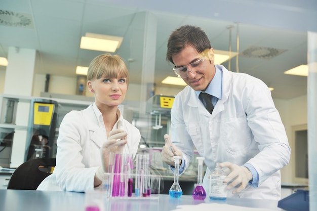 scienza e ricerca biologia chimica e medicina giovani coppie in un luminoso laboratorio moderno