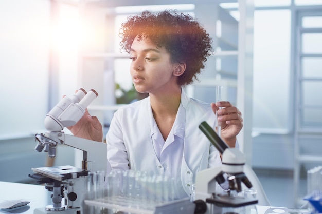 Scienziata che lavora in laboratorio