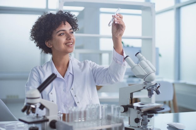 Scienziata che lavora in laboratorio