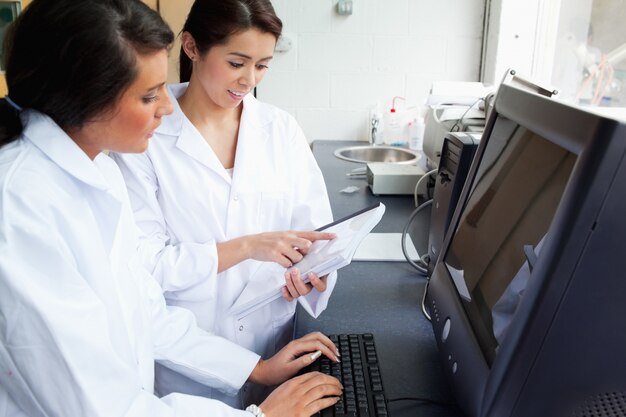 Scienziate che lavorano con un monitor