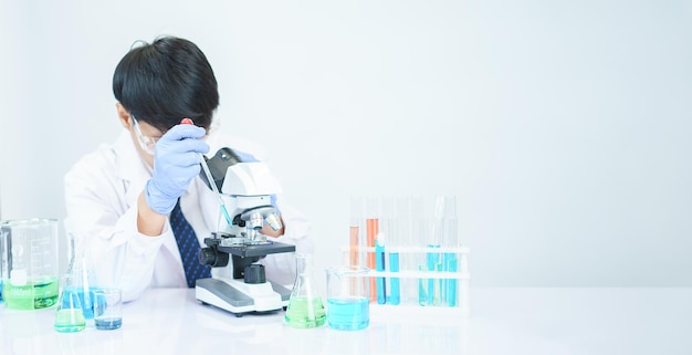Scienziati asiatici stanno studiando seriamente la composizione chimica in laboratorio Specializzato in giovani biotecnologie Utilizzare apparecchiature avanzate per microscopi