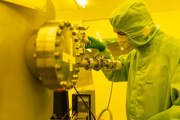 Scienziati che indossano tute protettive antipolvere che lavorano in laboratorio I ricercatori della Thailandia lavorano nel laboratorio giallo