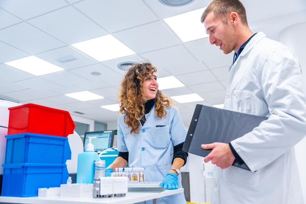 Scienziati che lavorano con campioni in un laboratorio di ricerca patologica