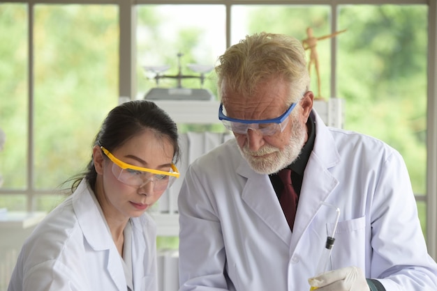 Scienziati che lavorano in piedi in laboratorio