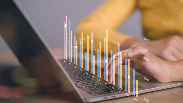 Scienziati dei dati Uomo programmatore che utilizza laptop che analizza e sviluppa varie informazioni su uno schermo di interfaccia virtuale futuristico Algoritmo di marketing e apprendimento profondo dell'intelligenza artificiale