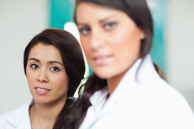 Scienziati femminili in posa